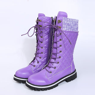 Fialové šněrovací boty na chůzi