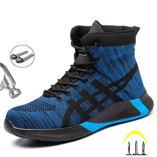 Botte de sécurité couleur bleu. La botte est mise en scène avec un marteau sur la pointe et des clous sous le talon.