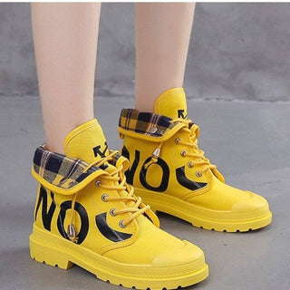 Żółte oddychające płaskie botki