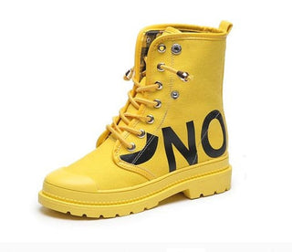 Botte mi-haute jaune avec inscription noire.