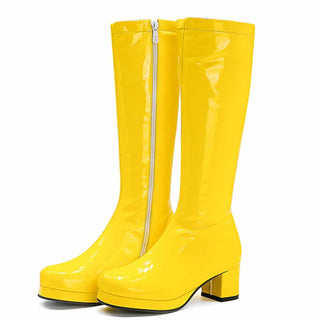 Bottes à talons hautes et jaunes en simili cuir verni.