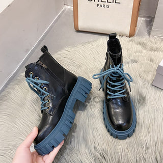 Halvhøye ankelstøvler i skinn med svarte snøringer dame