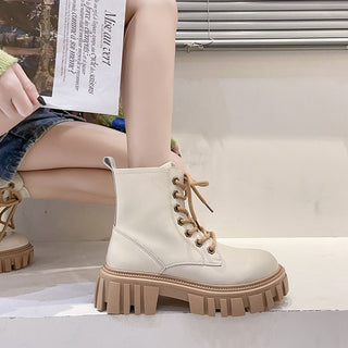 Halvhøye ankelstøvler i skinn med svarte snøringer dame