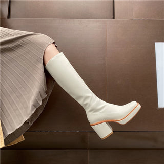 Skinnstøvler med firkantet hæl og platå