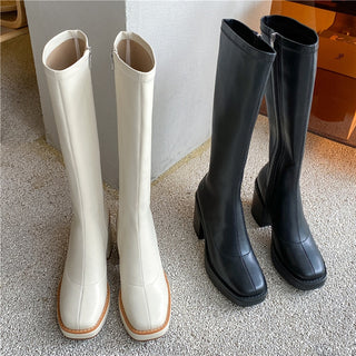 Skinnstøvler med firkantet hæl og platå