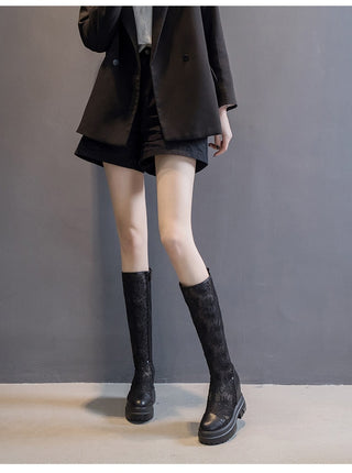 Høye svarte sommerstøvler i blonderstrikk med blomsterdesign og kilehæl