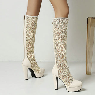 Sommerhøje støvler i blonderstrik med firkantede hæle