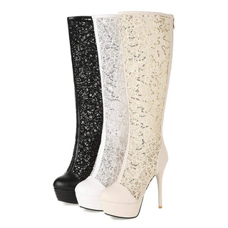 trois bottes hautes à dentelles avec talon aiguiles élégantes, présentées en blanc , beige, et noir