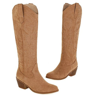 Bottes marrons style santiags avec la semelle et le talon plus foncés, présentées sur fond blanc. Une botte à gauche de trois-quarts vers la droite et une botte à droite de trois-quarts vers le gauche.