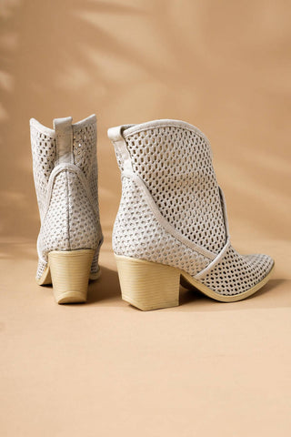 bottes d'été basses couleur nude avec talon bas et carré, elles ne sont pas portées