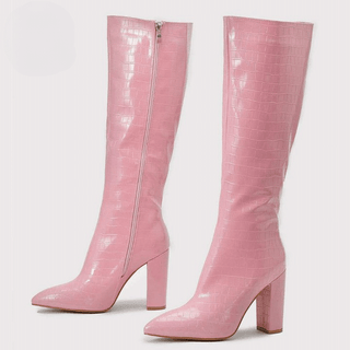 Paire de bottes hautes rose pastel, de trois-quarts vers la gauche. On voit la face interne avec la fermeture éclair de la botte en arrière-plan, et on voit la face externe de la botte en premier plan. Le tout sur fond blanc.