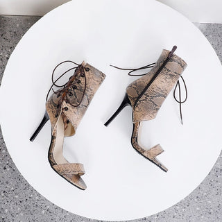 Beigefarbene Sommer-Sandalen aus Kunstleder in Schlangenoptik