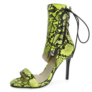 Sandales bottine en simili cuir serpentine jaunes présentée avec une seule chaussure et sur fond blanc