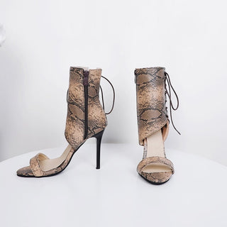 Beigefarbene Sommer-Sandalen aus Kunstleder in Schlangenoptik