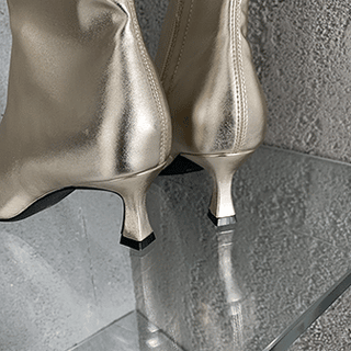 Aranysarkú hegyes orrú bokacsizma